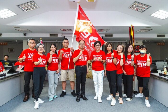 北科大EMBA執行長陳育威(左五)與B、C隊選手。