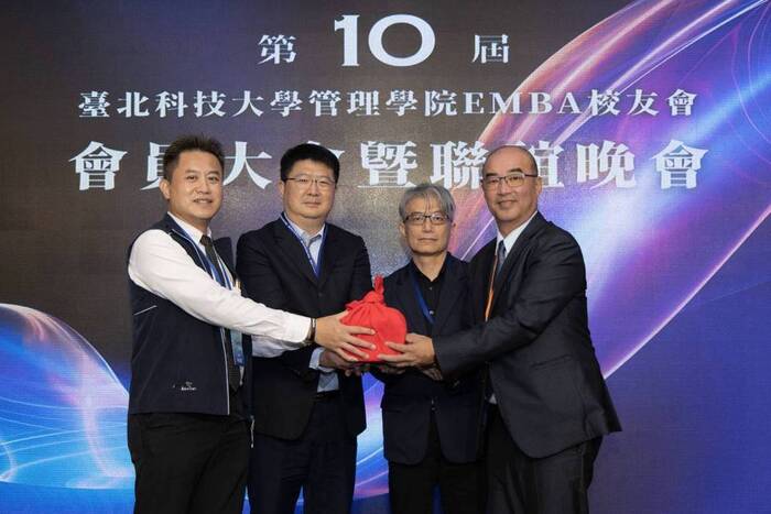 北科大TEAA第九屆理事長陳秉豐（左一）、第十屆理事長林志成（右一）交接，由副校長任貽均(左二)及管理學院院長范書愷(左三)監交。圖片