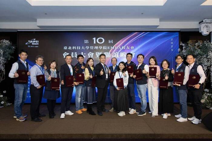 第九屆理事長陳秉豐(左七)率領團隊華麗轉身交棒。圖片