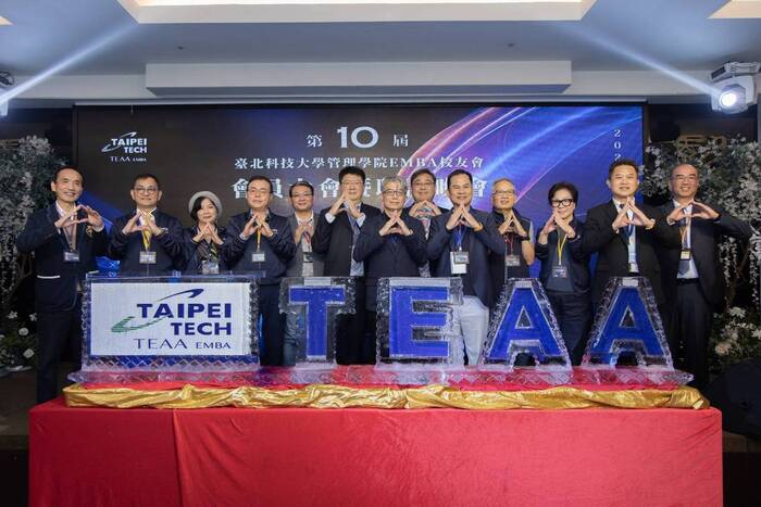 北科大EMBA校友會(TEAA)歷屆十位理事長共同注入冰雕，代表TEAA的接棒及傳承。圖片