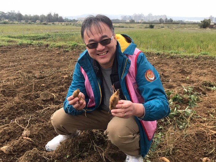 北科大經營管理系主任吳斯偉,一起進行農耕收成、捐獻作物給等家寶寶。