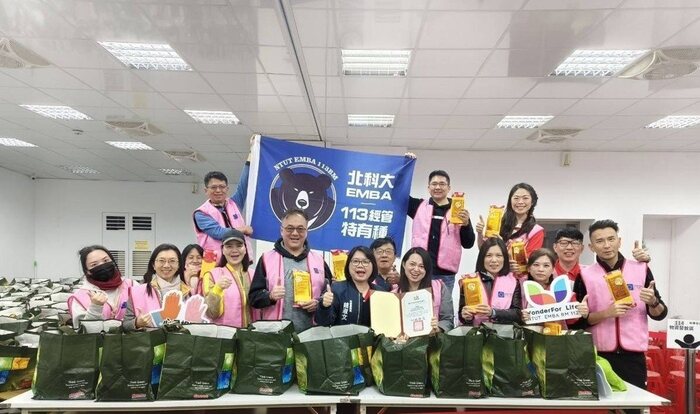 台北市社會局長姚淑文(中)高度肯定北科大EMBA響應社會關懷一起作慈善。