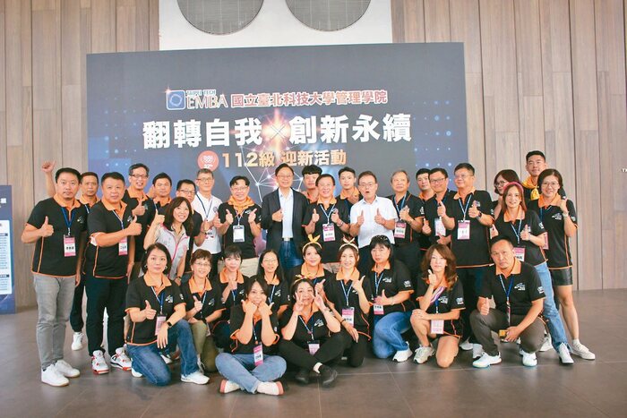 桃園市長張善政（後排中）期待桃園企業可與北科大EMBA合作。吳佳汾／攝影