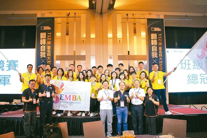 北科大EMBA執行長翁頌舜（前排右四）頒贈112桃園資財班迎新班級競賽總冠軍。吳佳汾／攝影