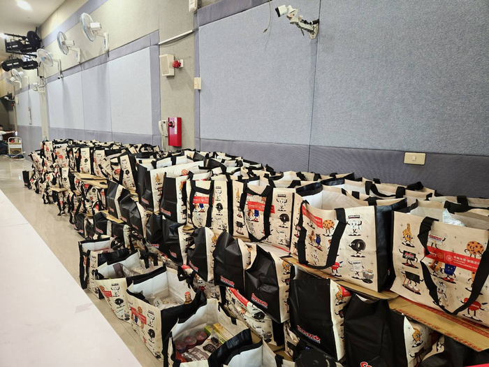 1000份寒冬送暖關懷物資。