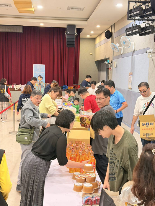 北科大EMBA愛樂社愛樂社成員親身投入物資整理、包裝與發放。