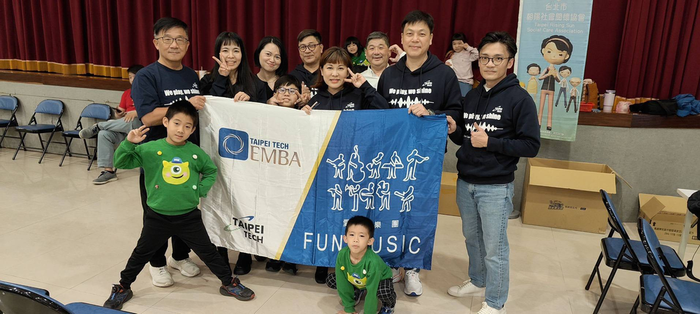 北科大EMBA愛樂社歷屆社長及成員與其家人們愛心送暖。