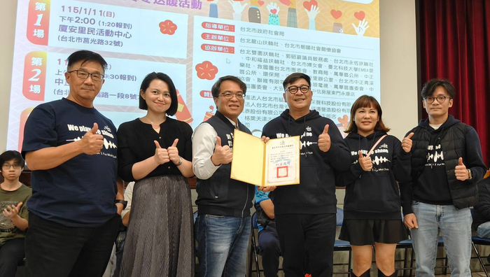 甫卸任北科大EMBA愛樂社社長李書旭(右三)代表領取感謝狀。