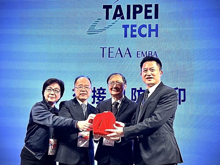 北科大TEAA第八屆理事長游錦華（左一）、第九屆理事長陳秉豐（右一）交接，由副校長楊士萱(右二)及EMBA執行長陳育威監交(左二)監交。圖片