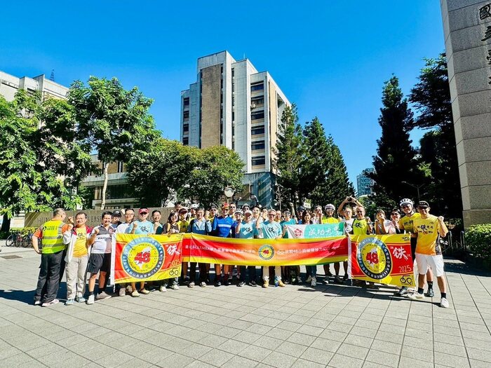 北科大第九屆48小時不斷電單車接力環島，出發前於校門口合影。圖片