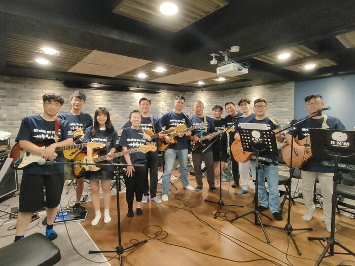 北科大 EMBA 的企業主管與創業者利用下班時間密集排練，從零開始打造屬於自己的公益演出，用行動傳遞善與美圖片