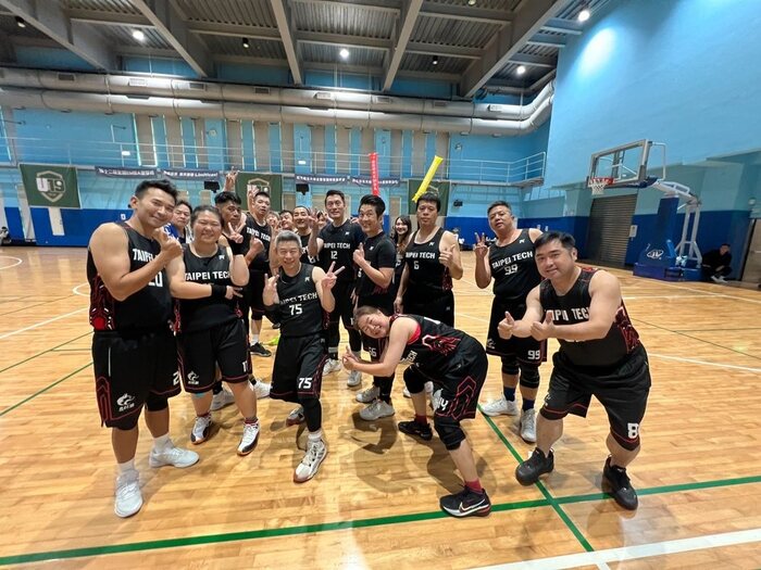 經典隊場上拚戰：寶刀未老，熱血依舊圖片