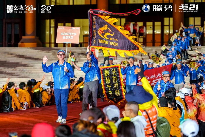 戈 21 開幕式上，北科羽林軍代表團昂首入場