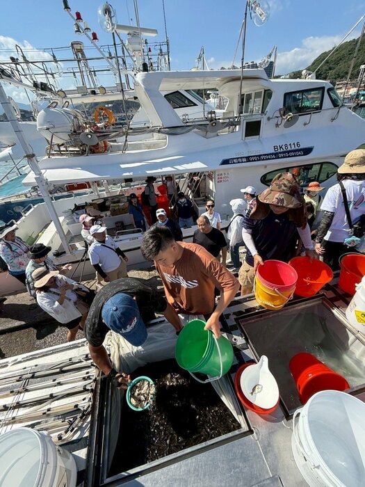 北科大逐年擴大魚苗放流的規模,為海洋資源復育注入新生力量。